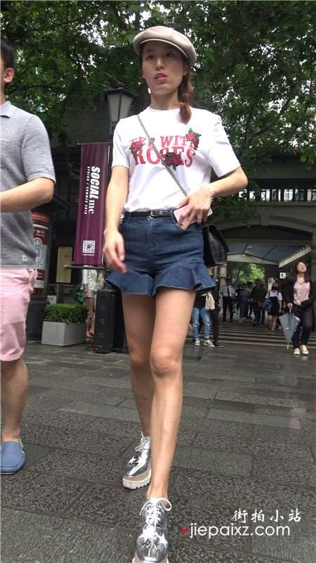 4K - 苗条细腿好身材街拍白T恤美女姐姐 [1.96 GB]