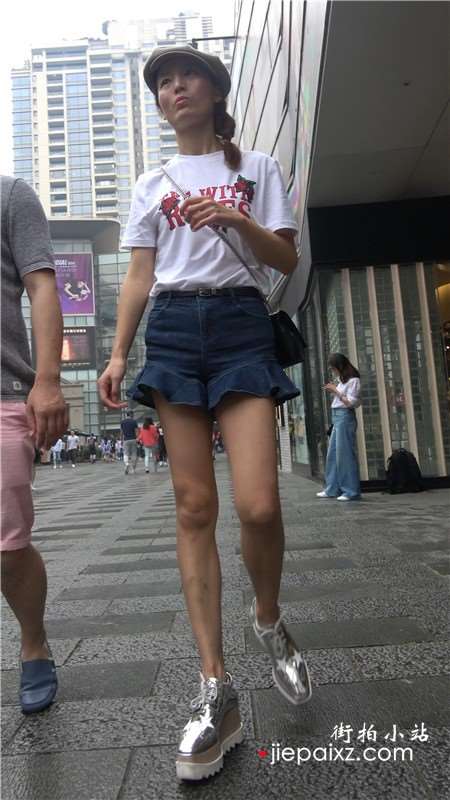 4K - 苗条细腿好身材街拍白T恤美女姐姐 [1.96 GB]