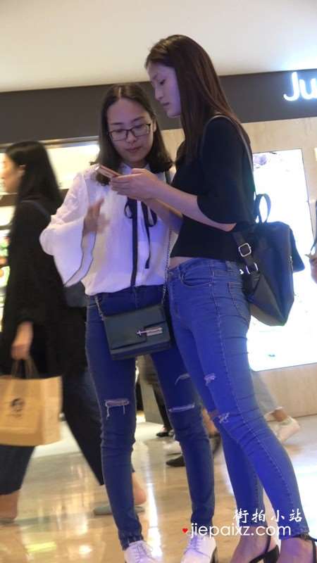 4K - 黑衣服紧身蓝牛街拍气质文静美女姐姐逛商场[0.97 GB]