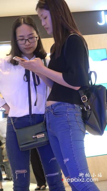 4K - 黑衣服紧身蓝牛街拍气质文静美女姐姐逛商场[0.97 GB]