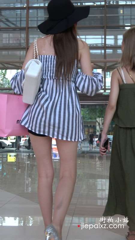 4K-大黑帽吊带衫高跟鞋街拍美腿性感美女 [1.41 GB]