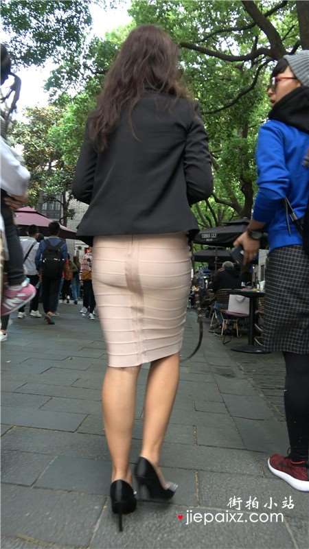 4K - 超级性感丰满爆乳街拍包臀裙气质御姐 [1.86 GB]