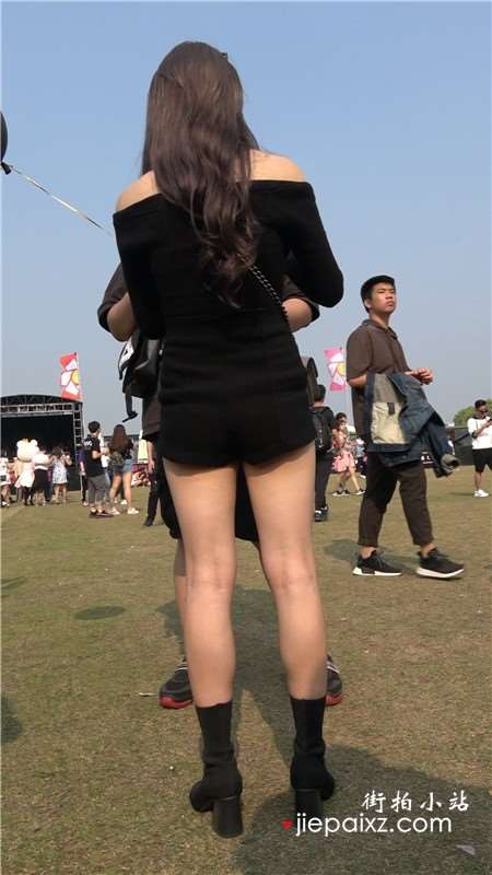 4K - 黑衣性感街拍美腿超高颜值气质美女 [1.59 GB]