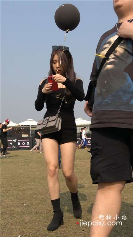 4K - 黑衣性感街拍美腿超高颜值气质美女 [1.59 GB]