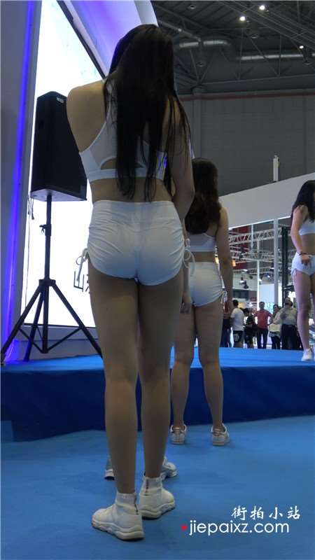 4K - 白色短衣短裤超性感翘臀运动佳人 [1.35 GB]