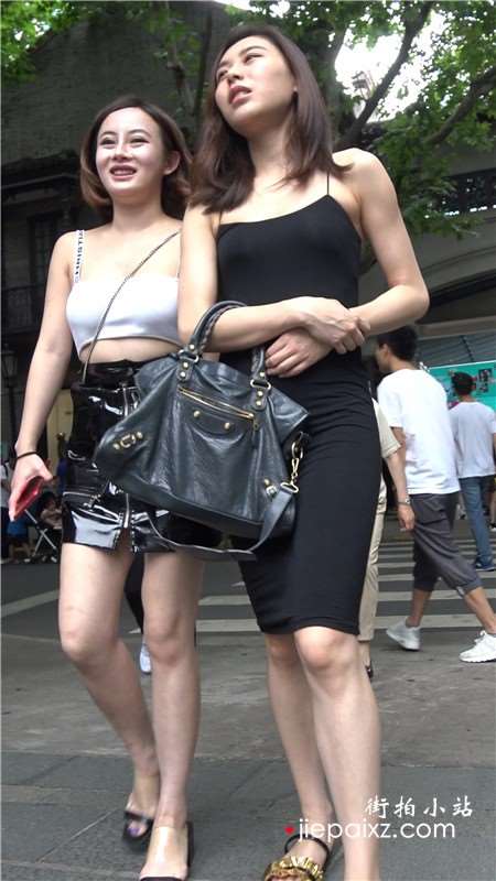 4K - 性感的包臀裙好身材街拍美女姐妹 [858 MB]