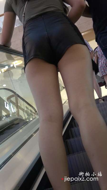 4K - 极品丰臀性感紧身高腰热裤熟女姐姐 [625 MB]