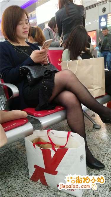 4k视频，极品黑丝美腿熟女，一点不输给小年轻