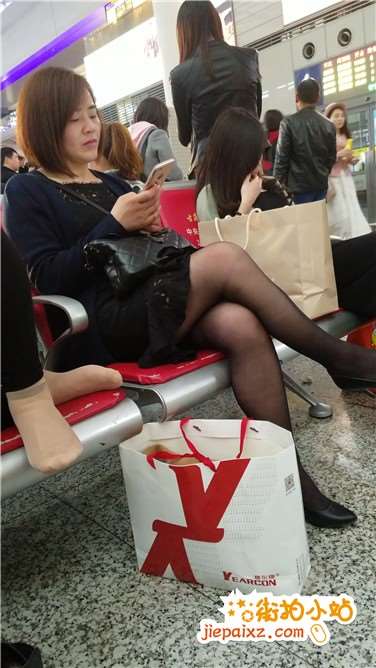 4k视频，极品黑丝美腿熟女，一点不输给小年轻