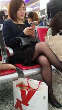 4k视频，极品黑丝美腿熟女，一点不输给小年轻