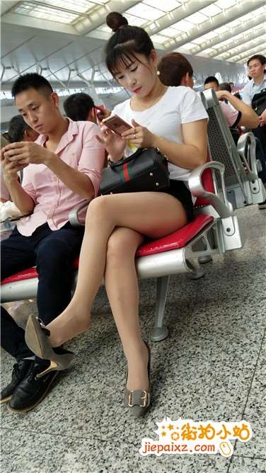 4k超清，候车室自拍的极品丝袜长腿高跟鞋美女