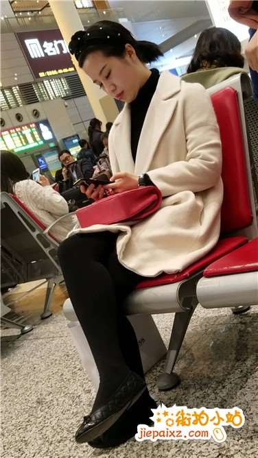 4k超清，候车室拍摄知性气质打底裤袜美女姐姐