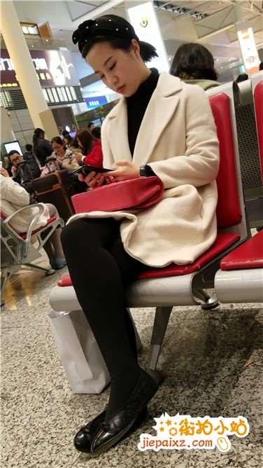 4k超清，候车室拍摄知性气质打底裤袜美女姐姐