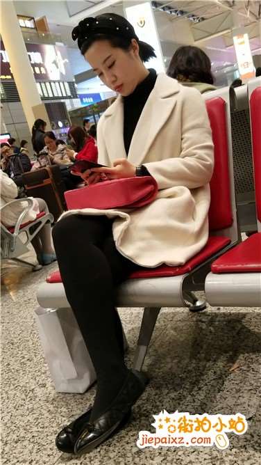 4k超清，候车室拍摄知性气质打底裤袜美女姐姐
