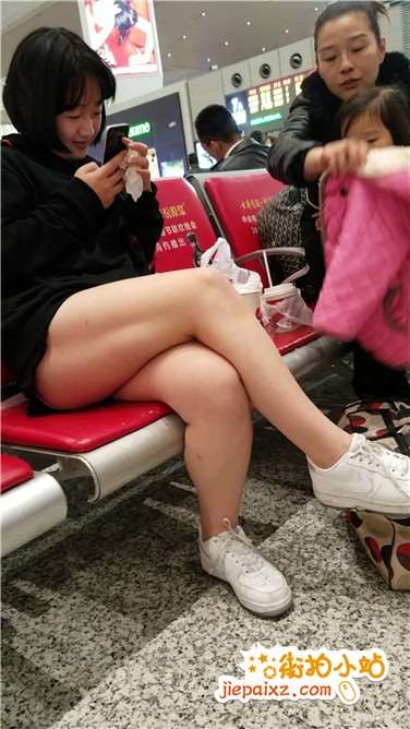 4k超清，候车室拍摄裸腿美女，相貌平平腿不错