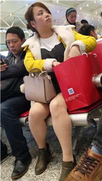 4k超清，高铁站候车室拍摄美腿气质美眉