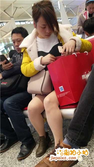 4k超清，高铁站候车室拍摄美腿气质美眉