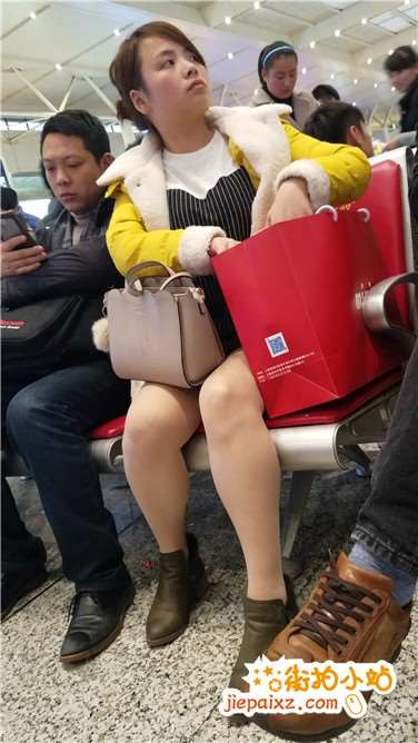 4k超清，高铁站候车室拍摄美腿气质美眉