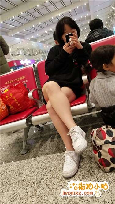 4k超清，候车室拍摄裸腿美女，相貌平平腿不错