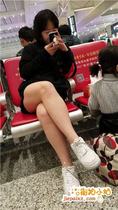 4k超清，候车室拍摄裸腿美女，相貌平平腿不错