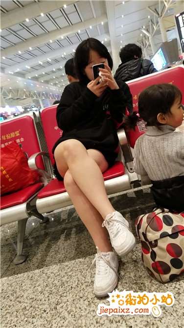 4k超清，候车室拍摄裸腿美女，相貌平平腿不错