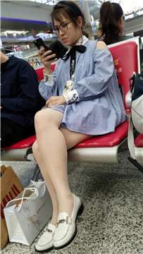 4k超清，美白大长腿眼镜妹妹，颜值颇高