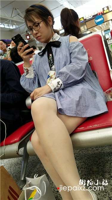 4k超清，美白大长腿眼镜妹妹，颜值颇高