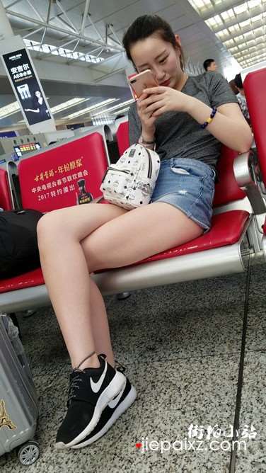 4k超清，热裤性感美女，抢到红包了这么高兴？