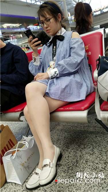 4k超清，美白大长腿眼镜妹妹，颜值颇高