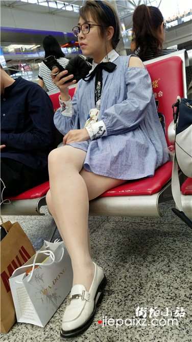 4k超清，美白大长腿眼镜妹妹，颜值颇高