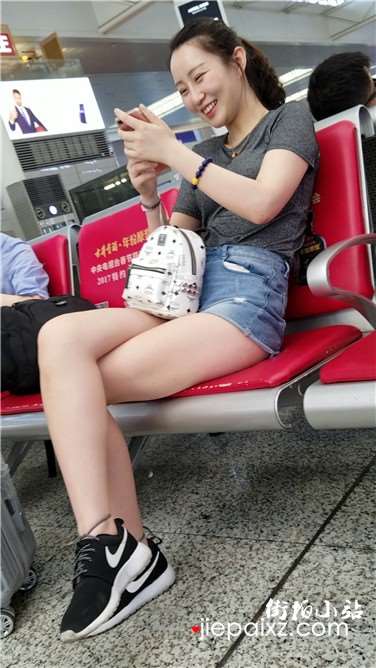 4k超清，热裤性感美女，抢到红包了这么高兴？