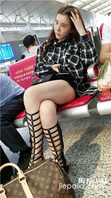 4k超清，候车室拍摄等车的美女，玩着苹果手机很时髦