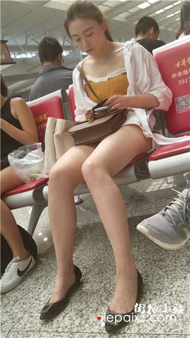 4k超清，候车室街拍白皙大长腿美女姐姐，颜值爆表腿长身...