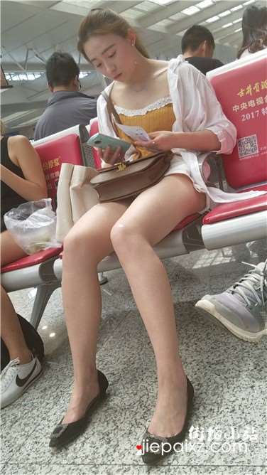 4k超清，候车室街拍白皙大长腿美女姐姐，颜值爆表腿长身...