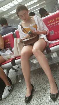 4k超清，候车室街拍白皙大长腿美女姐姐，颜值爆表腿长身...