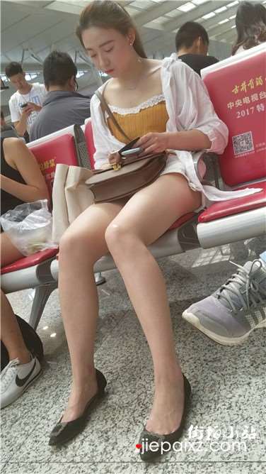 4k超清，候车室街拍白皙大长腿美女姐姐，颜值爆表腿长身...