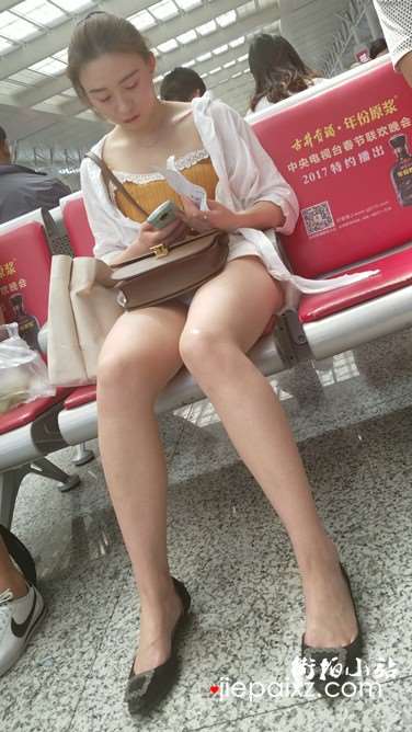 4k超清，候车室街拍白皙大长腿美女姐姐，颜值爆表腿长身...