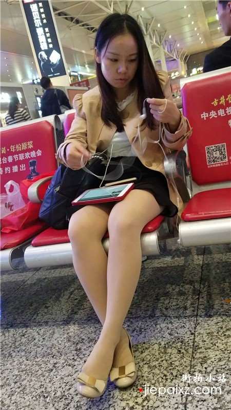 4k-丝袜美腿美眉光顾着低头玩手机
