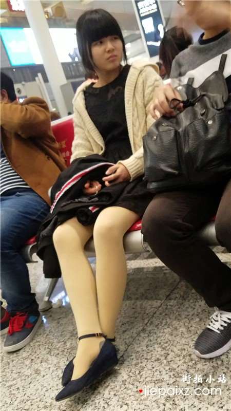 4k-候车室内乖巧可爱甜美的丝袜美腿美眉