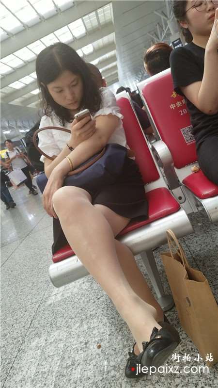 4k视频，气质丝足美腿姐姐悄悄晾脚