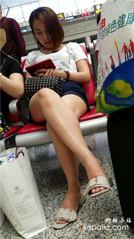 4k超清，候车室拍摄热裤裸腿凉拖美女姐姐
