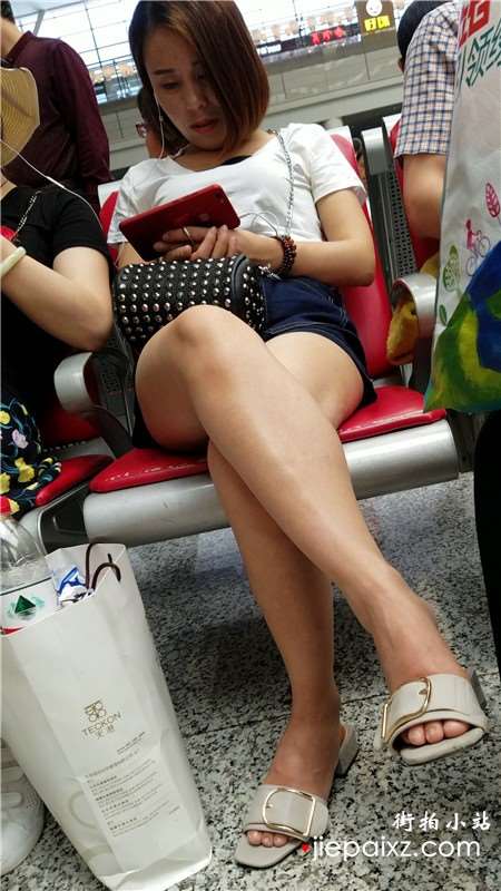 4k超清，候车室拍摄热裤裸腿凉拖美女姐姐