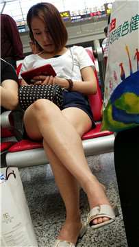 4k超清，候车室拍摄热裤裸腿凉拖美女姐姐