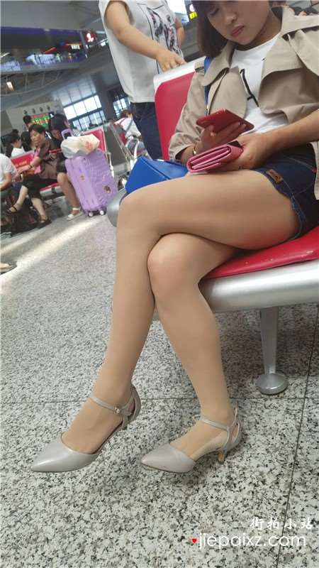 4k视频，候车室拍摄极品丝袜美腿女神