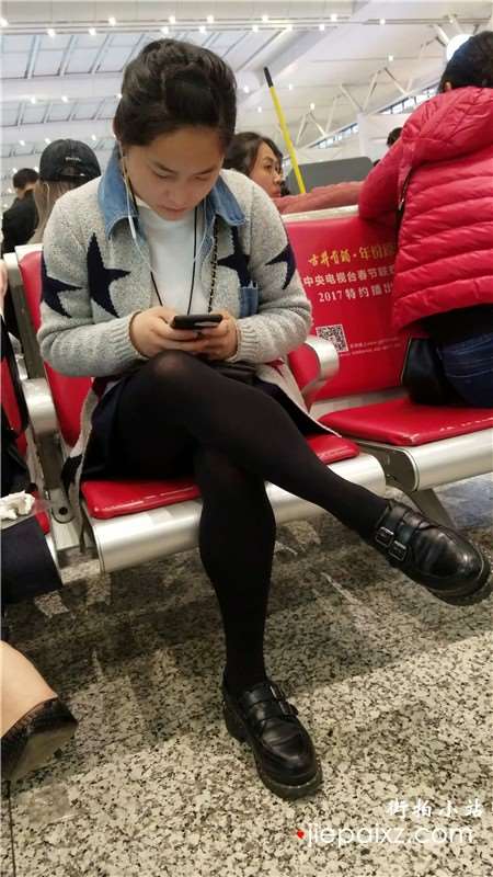4k视频，候车室拍摄黑丝袜美腿美眉