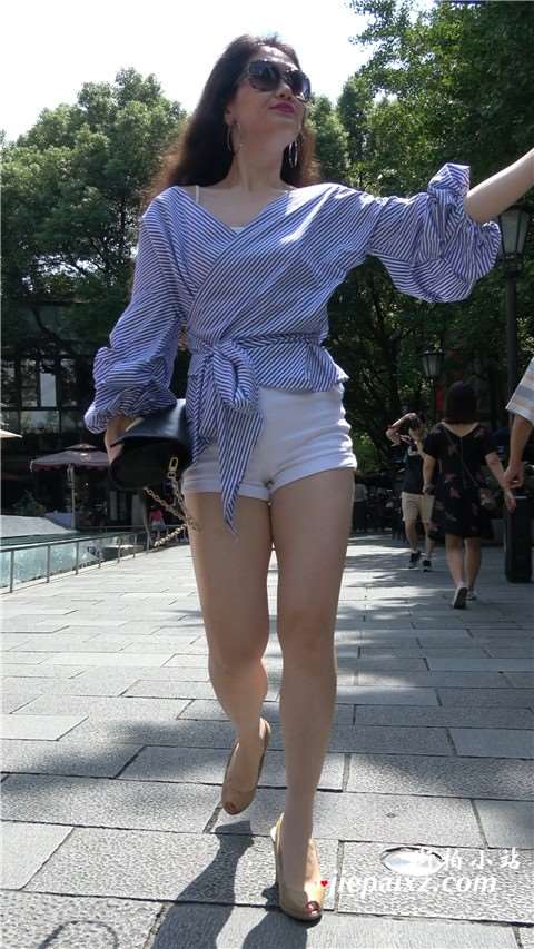 4K 鱼嘴高跟街拍美腿身材性感少妇头发旺盛 [1.55 GB]