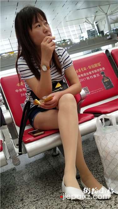 4k超清，高铁站候车室拍摄热裤丝袜气质熟女