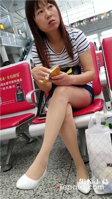 4k超清，高铁站候车室拍摄热裤丝袜气质熟女