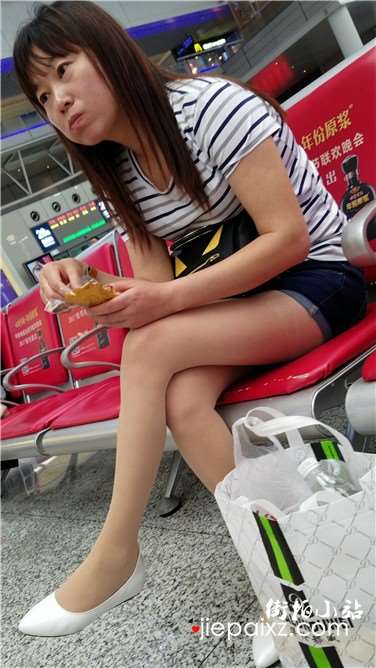 4k超清，高铁站候车室拍摄热裤丝袜气质熟女