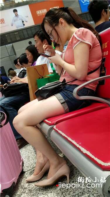 4k超清，粉衣肉肉的高跟美腿少妇